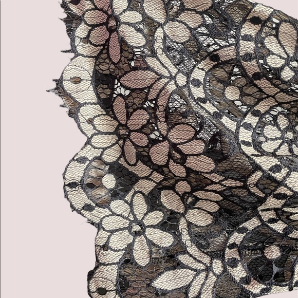 Venus black lace bell bottom sleeve top size 10 - Picture 9 of 10